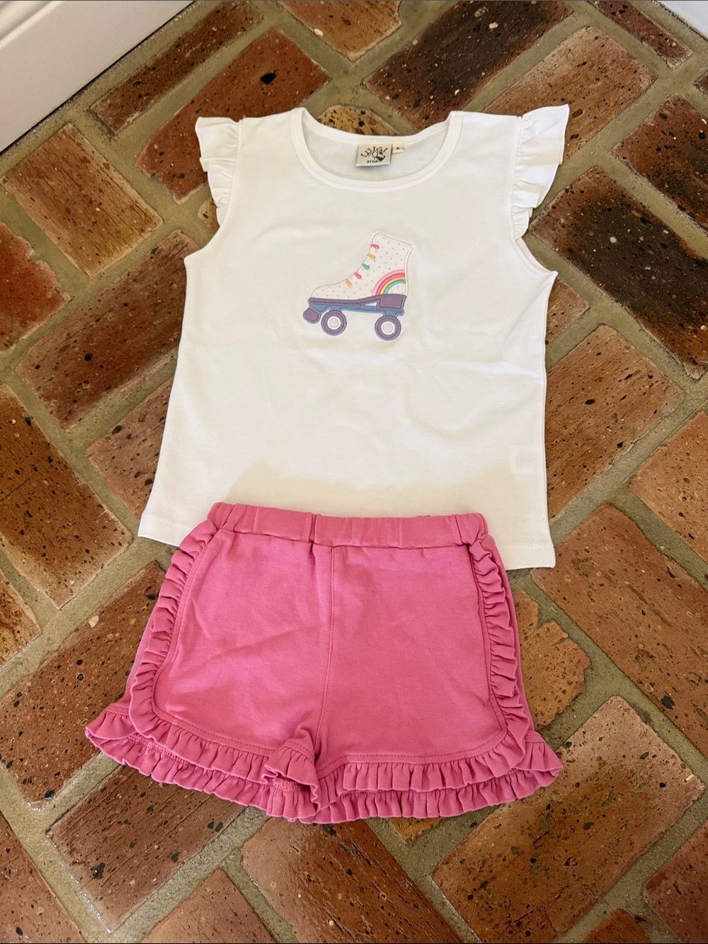 Luigi Kids Roller Skate Appliqué shirt and matching shorts size 6